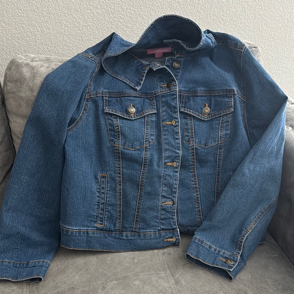 Classic Blue Jean Jacket with Trucker Style and Contrast Stitching